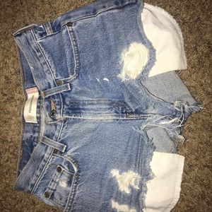 Super cute distressed, Levi shorts!